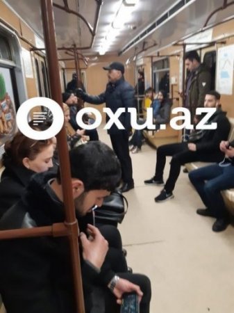 Azərbaycanda nazir müavini metrodan istifadə edir — FOTO