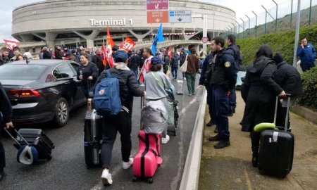 Fransada pensiya etirazları davam etdiyi üçün işçilər Paris aeroportunun terminalını bağlayıblar